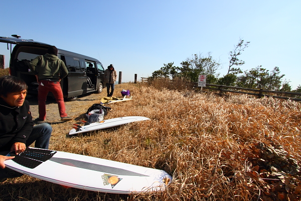 DAY1】TEAM FIREWIREショートトリップ with Daniel”Tomo”Thomson  -流体力学を独自の観点でサーフボードデザインに取り込んだ世界的シェイパー”Tomo”との旅- | カラーズマガジン