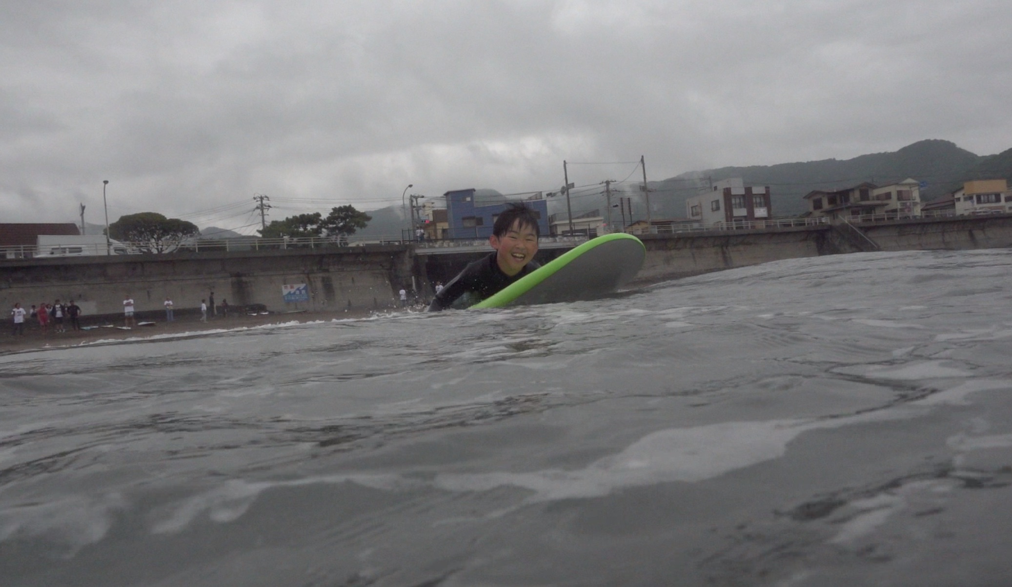 思ひ出の 糟谷修自 大橋海人 河村海沙 田中大貴がキッズサーファー達と過ごした1日 宇佐美lm Surfにて開催されたhurley Surf Club Jp第4弾も大盛況 カラーズマガジン